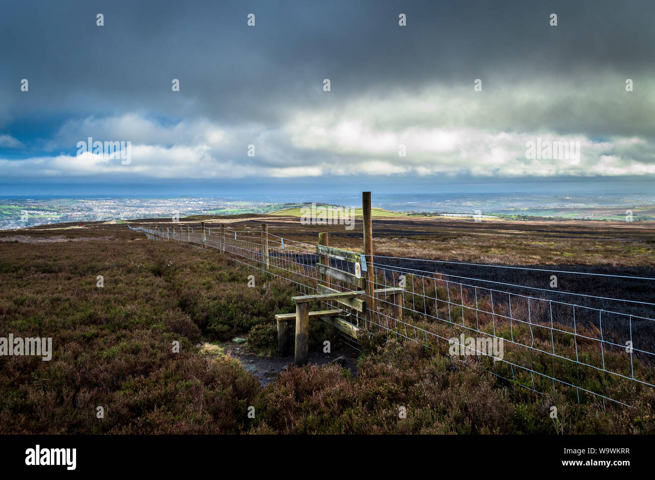 Recinzione e stile, Ilkley Moor. Yorkshire Foto Stock