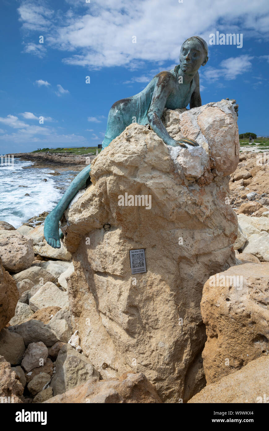 'Sol Alter" statua in bronzo Giota Ioannidou vicino a Paphos Fort, Kato Pafos, Cipro. Foto Stock