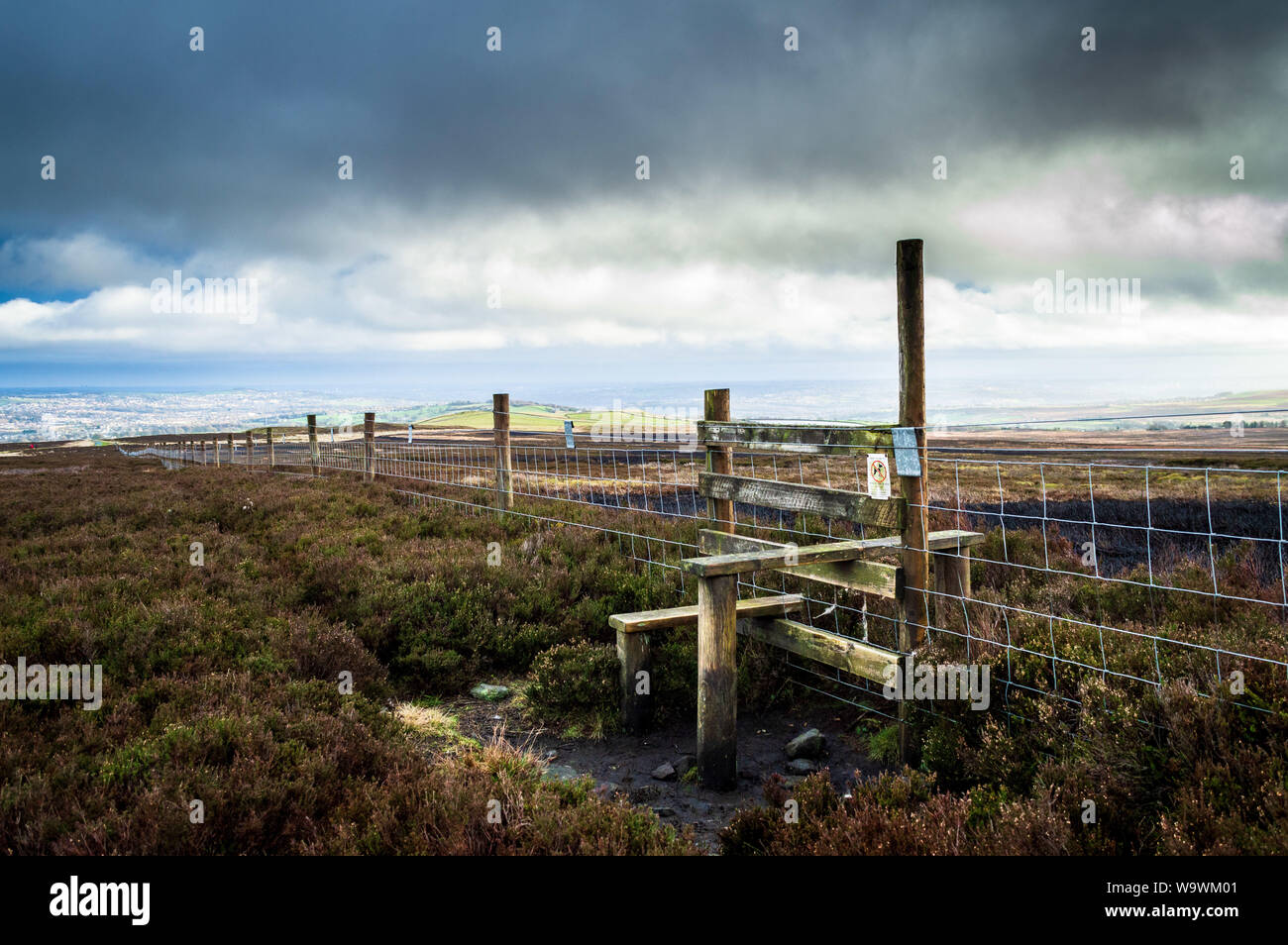 Recinzione e stile, Ilkley Moor. Yorkshire Foto Stock