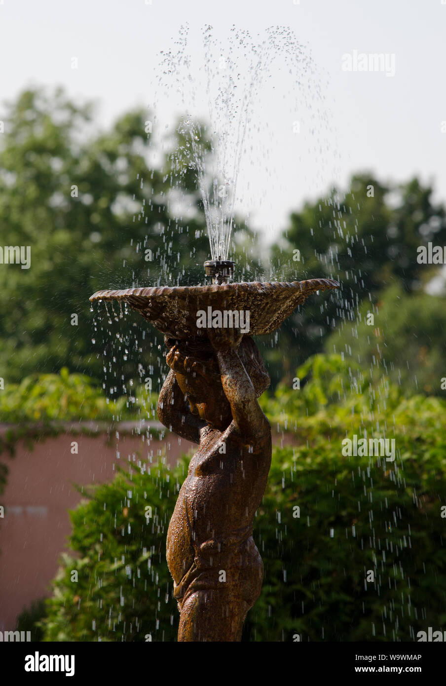 Bronzo fontana di acqua Foto Stock