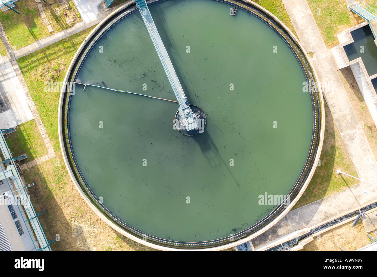 Vista superiore del ricircolo contatto solido chiarificatore serbatoio di sedimentazione. Trattamento di acque industriali e in fabbrica. Foto Stock