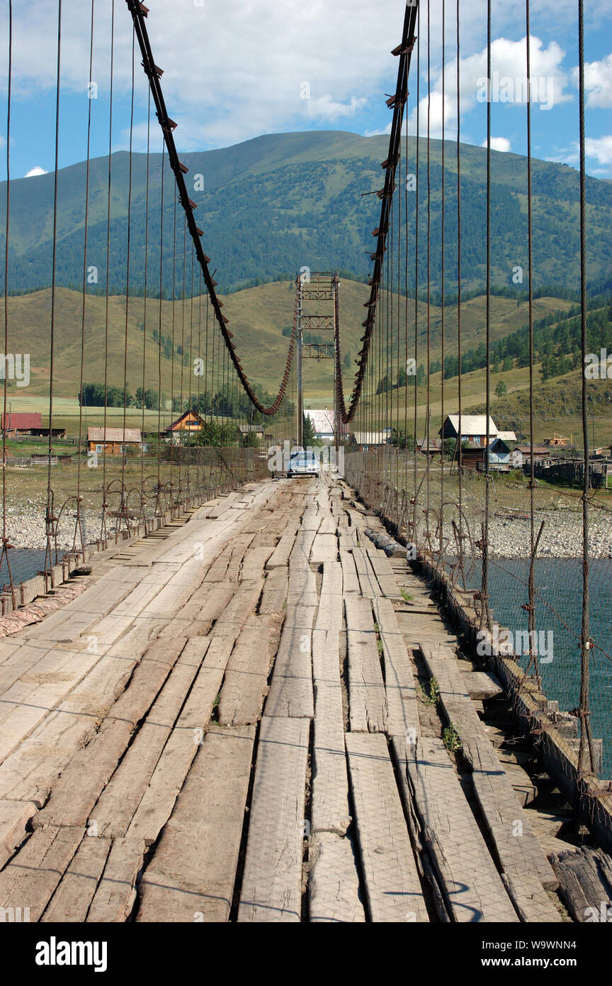Sospensione in legno ponte sul fiume di Katun. Altai, Russia Foto Stock
