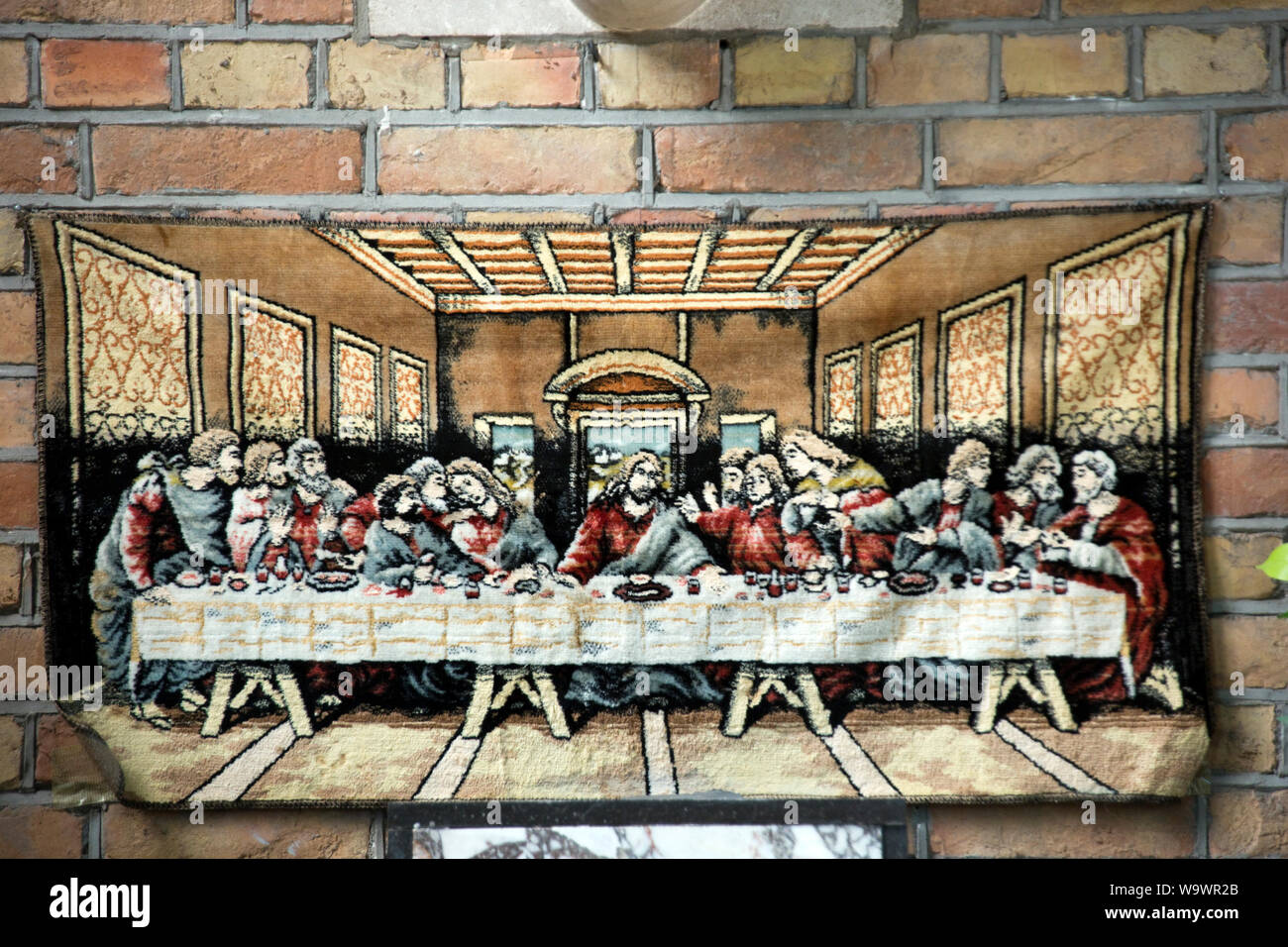 Römisch-katholische St. Johannes der Täufer Kirche - Wandteppich Das letzte Abendmahl, Sluis, Zeeland, Niederlande Foto Stock