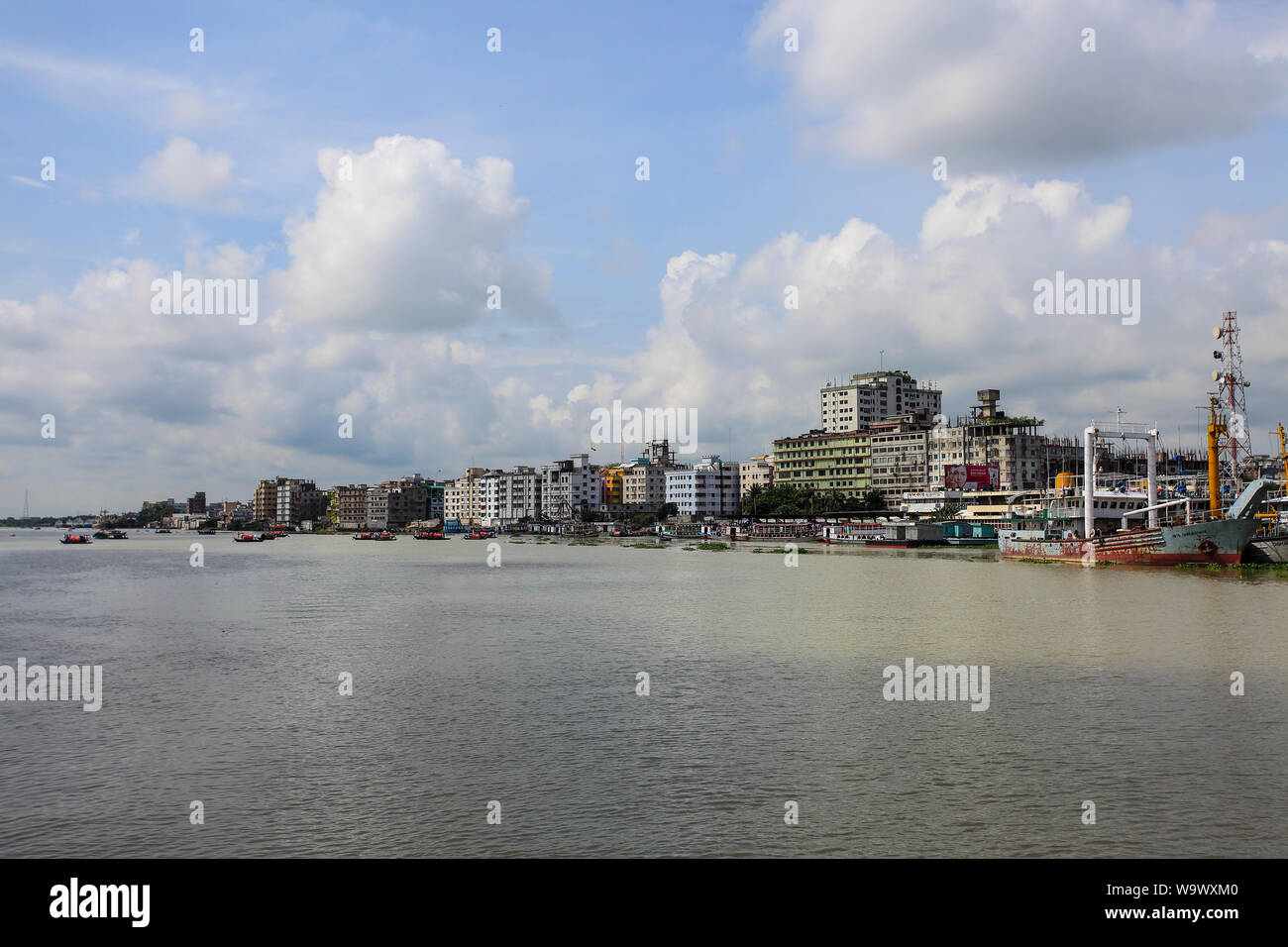 Il porto della città Narayanganj sulla banca del fiume Shitalakshya. Narayanganj, Bangladesh. Foto Stock