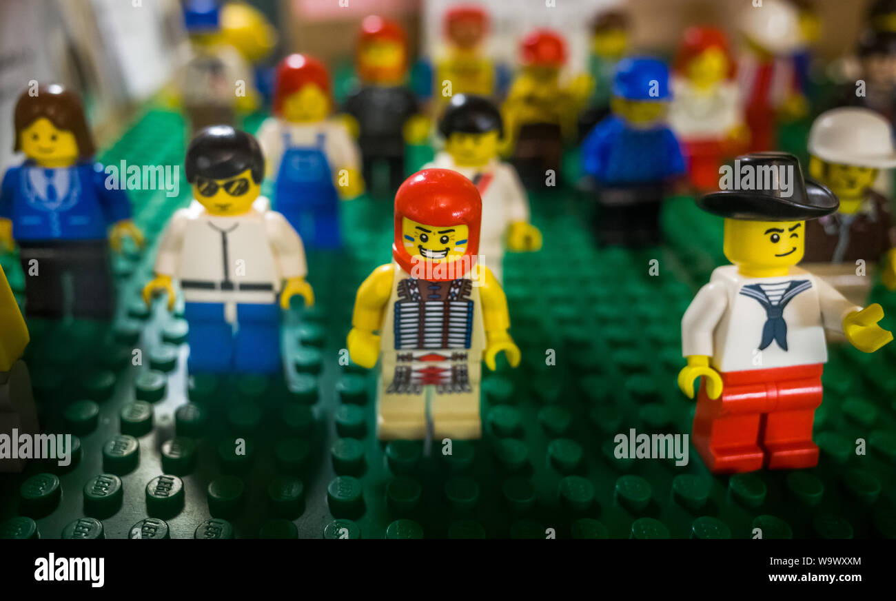 Lego cifre visualizzate in un secondo negozio di mano. Foto Stock