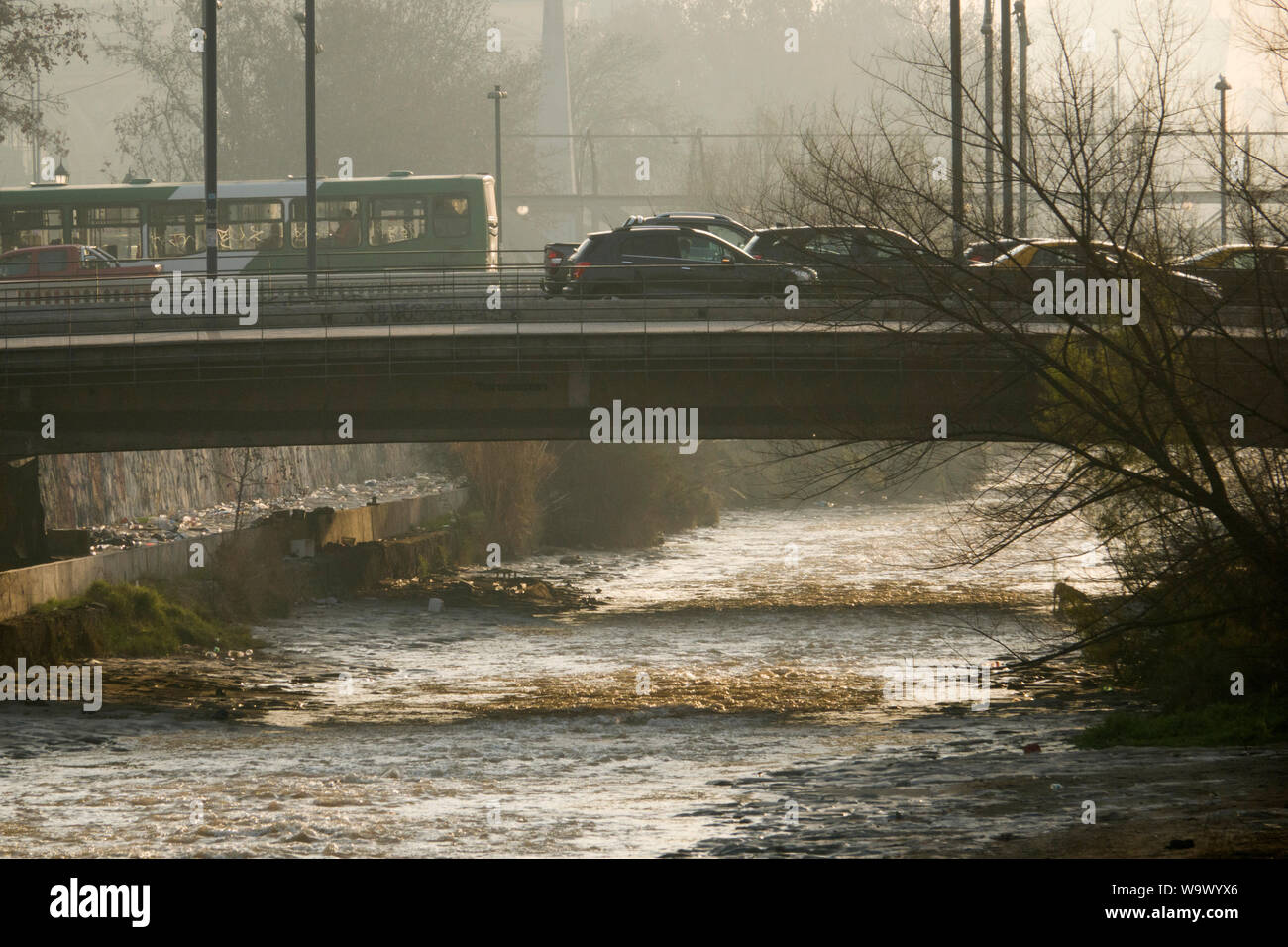 Il traffico sul ponte sopra il fiume Mapocho, a Santiago del Cile Foto Stock