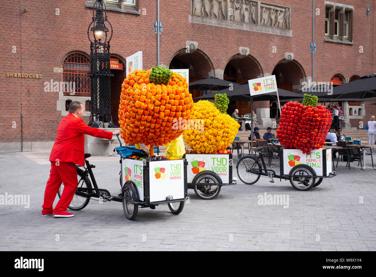 AMSTERDAM, Paesi Bassi - 31 agosto 2018: scene di strada in Amsterdam con colorati peperone di carri e fornitori Foto Stock