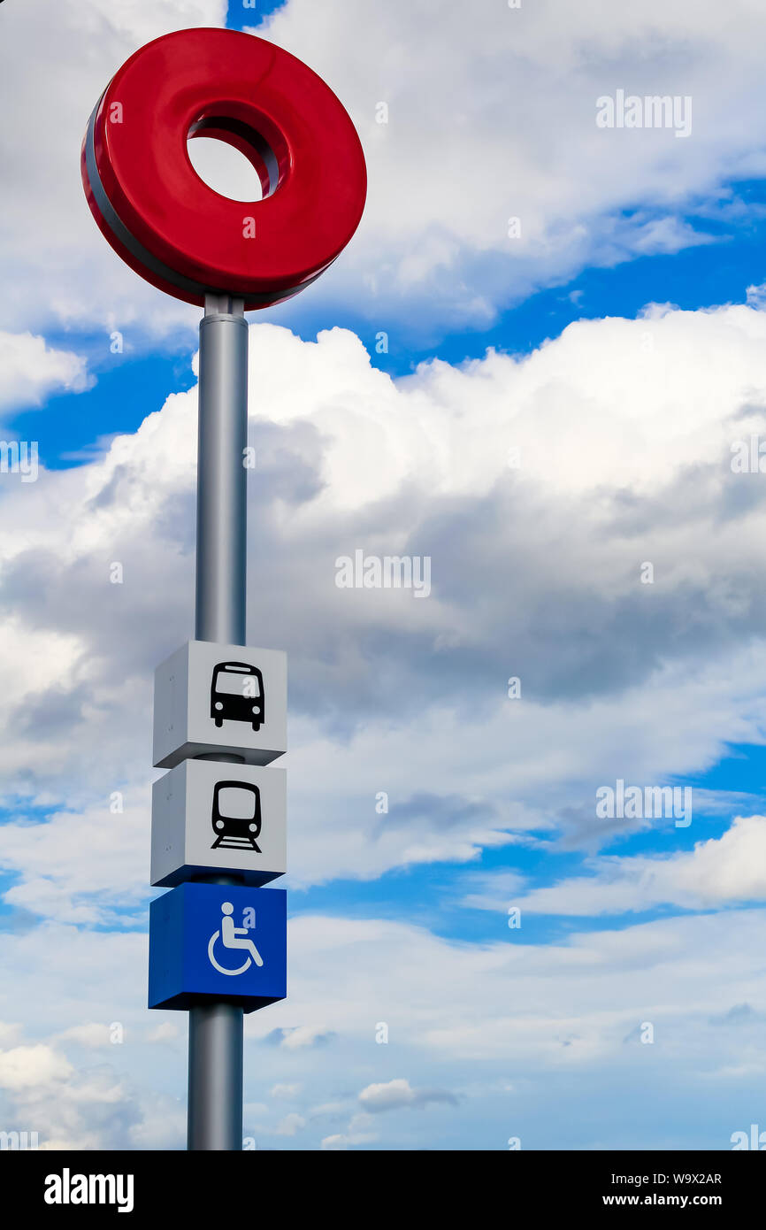 Le indicazioni per OC Transpo's O-stazioni ferroviarie che compaiono intorno a Ottawa in preparazione per il lancio del nuovo sistema LRT. Foto Stock