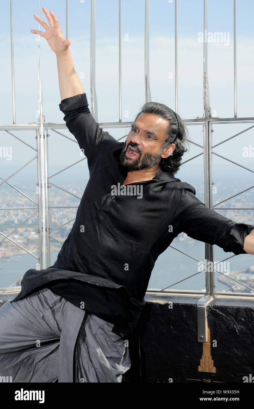 Attore Suniel Shetty imita King Kong presso la piattaforma di osservazione durante l'Empire State Building cerimonia di illuminazione.India Giornata è stata celebrata all'Empire State Building di New York con una speciale cerimonia di illuminazione frequentato dall'attore Suniel Shetty e con una performance di ballerini di Aum Scuola di ballo. Foto Stock