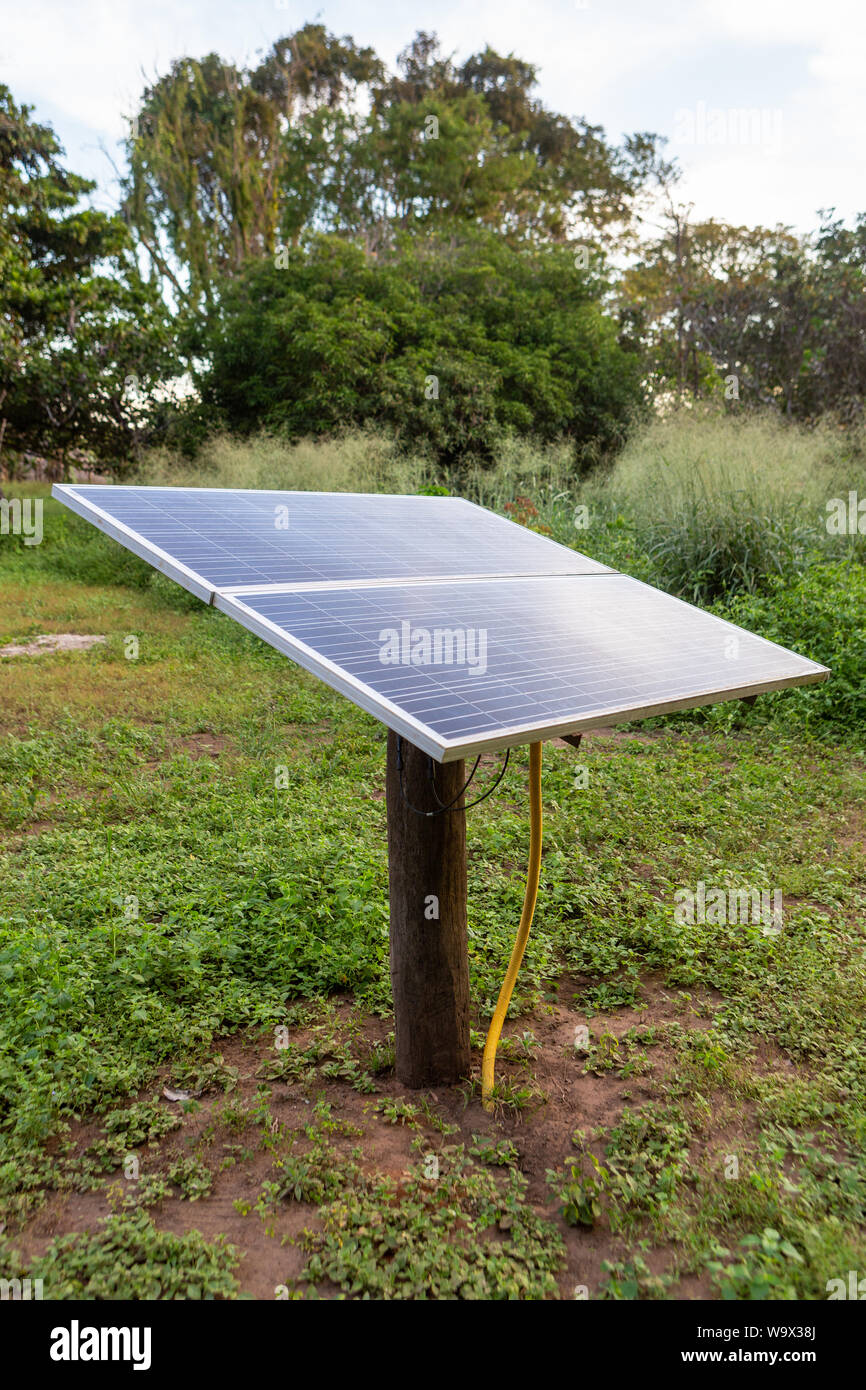 Pannelli solari in grado di produrre energia in case rurali all'interno del Brasile. Concetto di conservazione dell ambiente, cambiamenti climatici, zero emissioni di carbonio, clea Foto Stock
