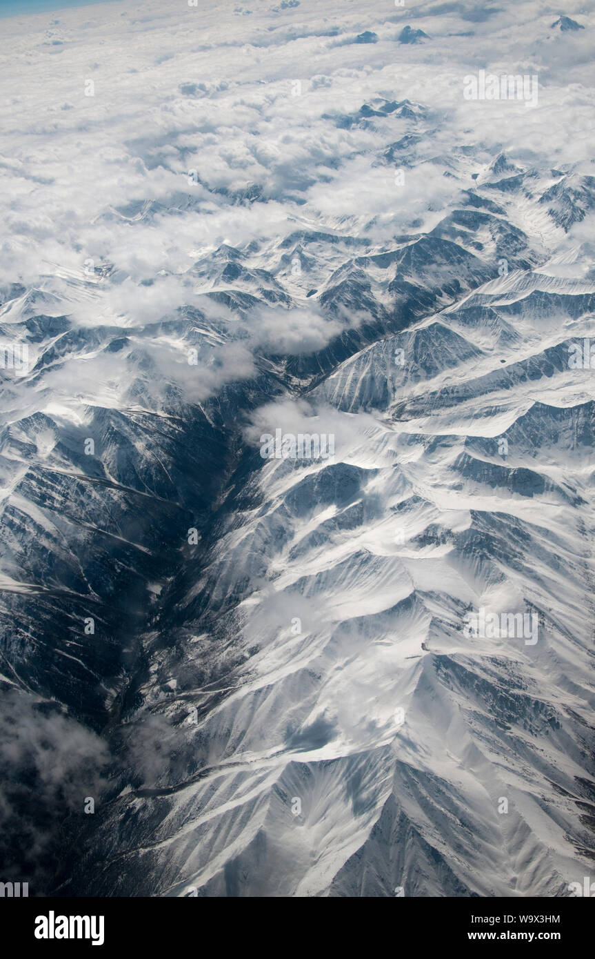 Antenna sull'Himalaya del Tibet orientale, Cina, rivelando un profondo fiume valle sottostante linea di neve. Foto Stock