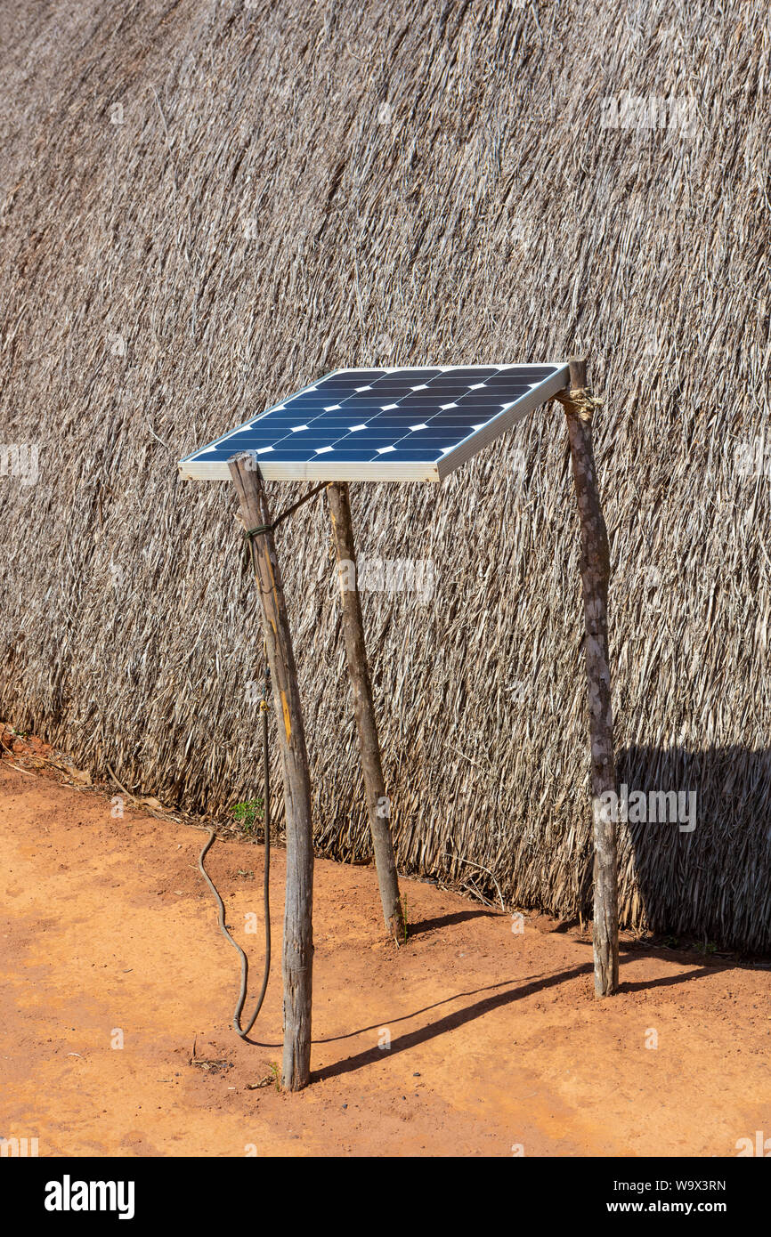 Pannelli solari in grado di produrre energia in case rurali all'interno del Brasile. Concetto di conservazione dell ambiente, cambiamenti climatici, zero emissioni di carbonio, clea Foto Stock