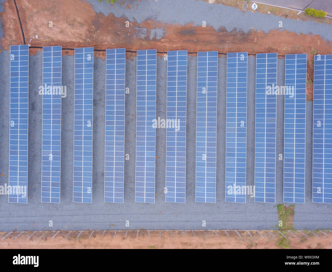 Vista aerea di pannelli solari in fabbrica utilizzando energia pulita e rinnovabile. Drone shot nello stato del Mato Grosso, Brasile. Il concetto di ambiente, auto zero Foto Stock
