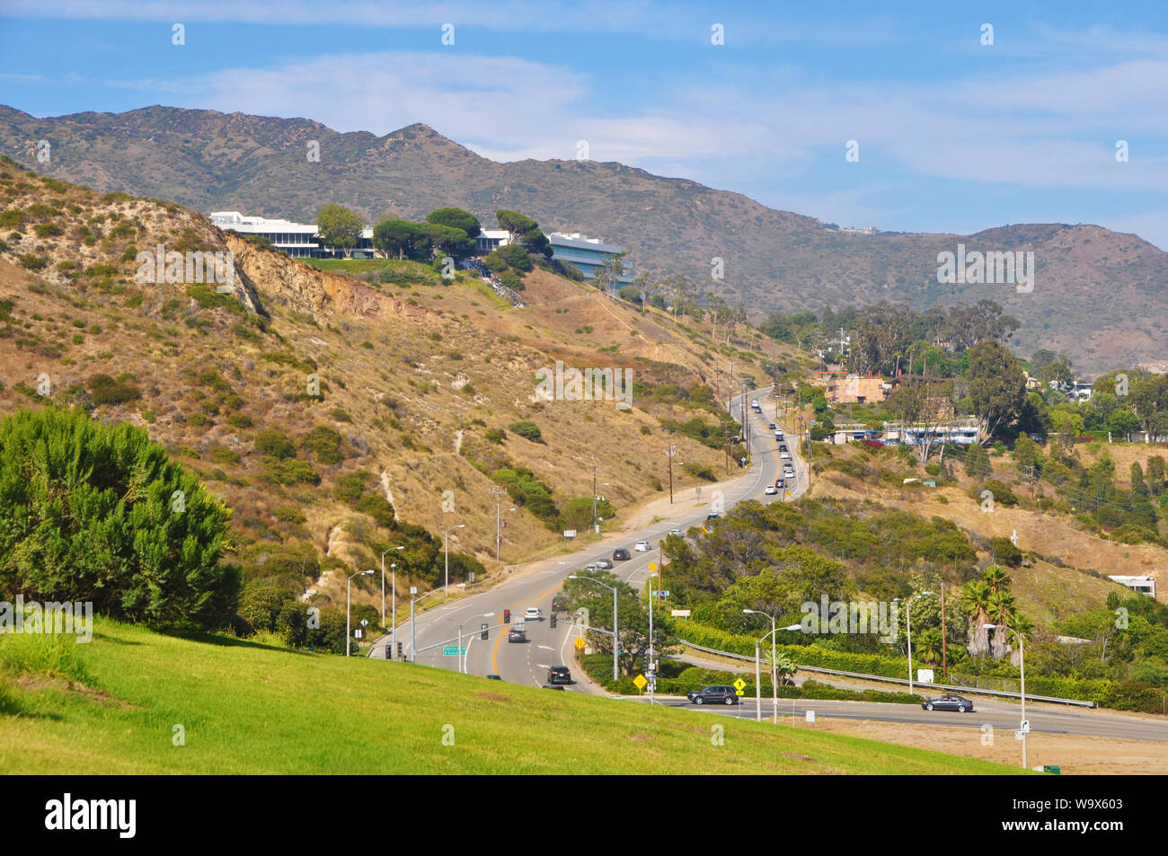 La strada che conduce a Malibu Canyon attraverso il Santa Monica Mountains, Malibu, California. Foto Stock