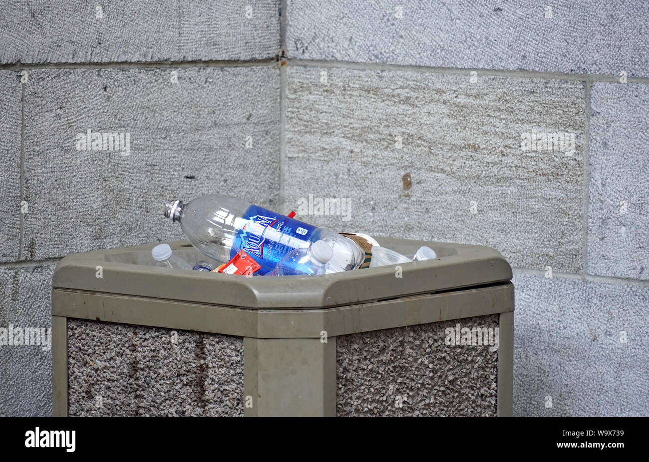 Montreal, Quebec / Canada - Luglio 25, 2019: riciclabile di acqua in bottiglia in un cestino può invece di un contenitore di riciclaggio Foto Stock