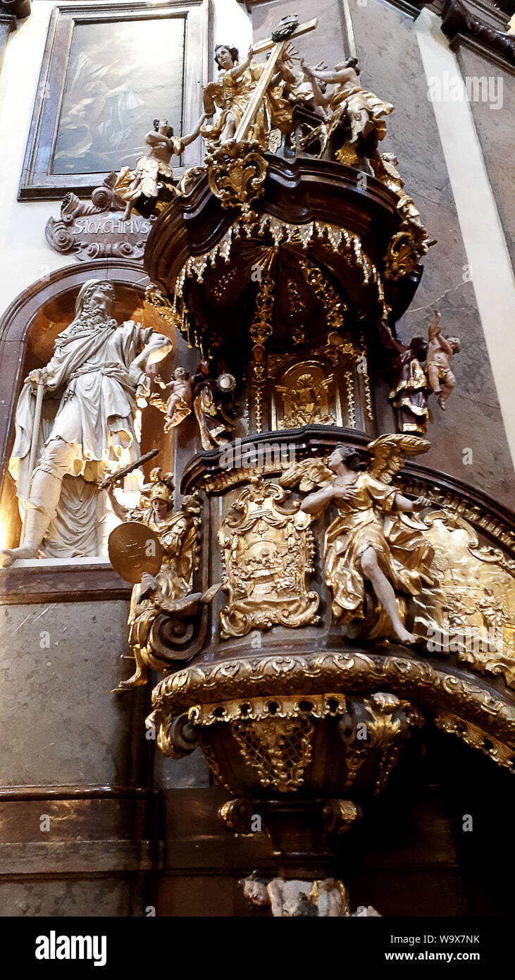 La chiesa barocca di San Francesco di Assisi sul Ponte Carlo a Praga è ampiamente utilizzato per concerti Foto Stock