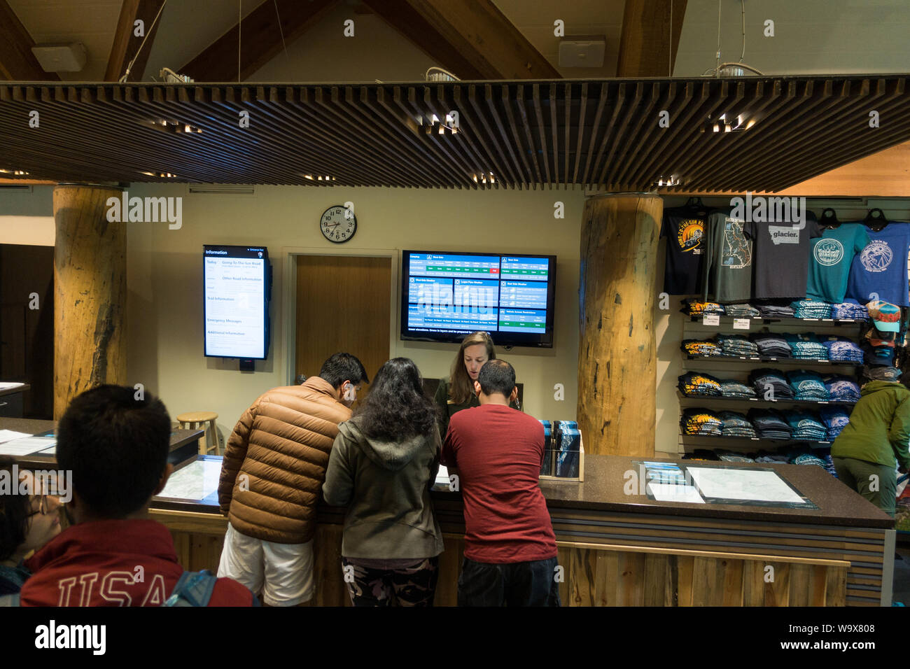 Rangers rispondendo alle domande poste all'interno di Apgar Centro Visitatori nel Parco Nazionale di Glacier, Montana Foto Stock