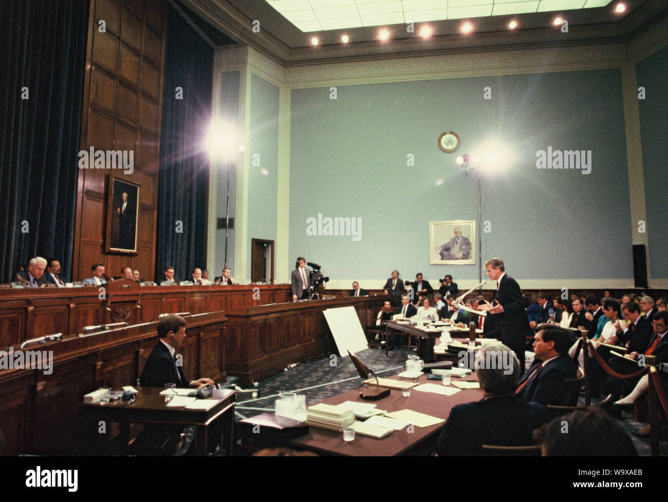 Audizione di una casa di rappresentanti della Commissione, di consigli per Jim Wright , Richard Phelan, parla foto di Dennis Brack 70 Foto Stock