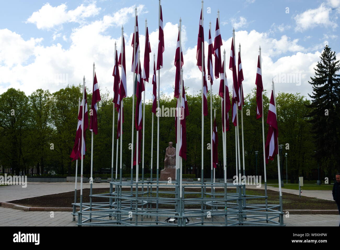 Bandiere che volano con orgoglio in onore della Giornata dell'Indipendenza della Lettonia a riga, Lettonia Foto Stock