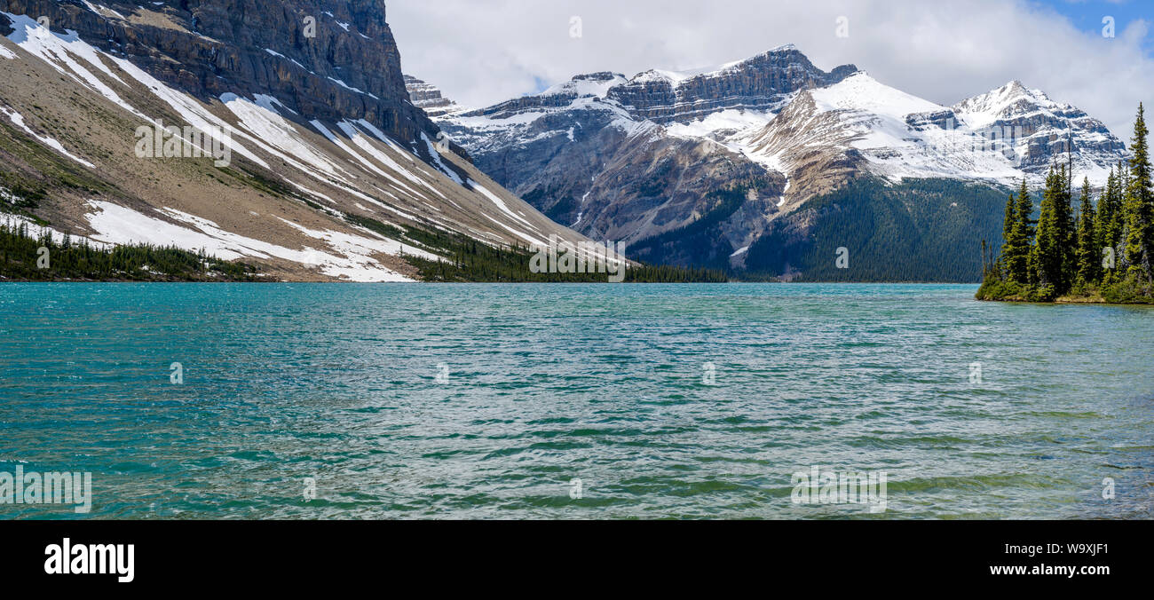 Bow Lake - Una panoramica vista della molla di colorate al Lago Bow alla base del Monte Jimmy Simpson e montagna Crowfoot, il Parco Nazionale di Banff, Alberta, Canada. Foto Stock