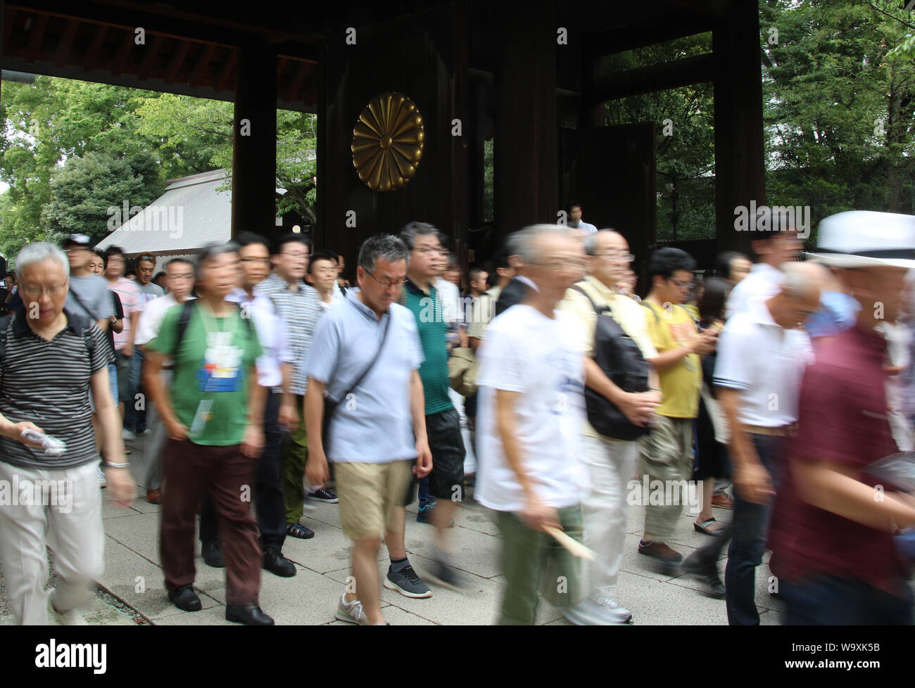 Tokyo, Giappone. Il 15 agosto, 2019. La gente visita al controverso Santuario Yasukuni a pregare per la guerra è morta a Tokyo il giovedì, 15 agosto 2019. Il Giappone ha segnato il 74e anniversario del suo la rinuncia della II Guerra Mondiale. Credito: Yoshio Tsunoda/AFLO/Alamy Live News Foto Stock