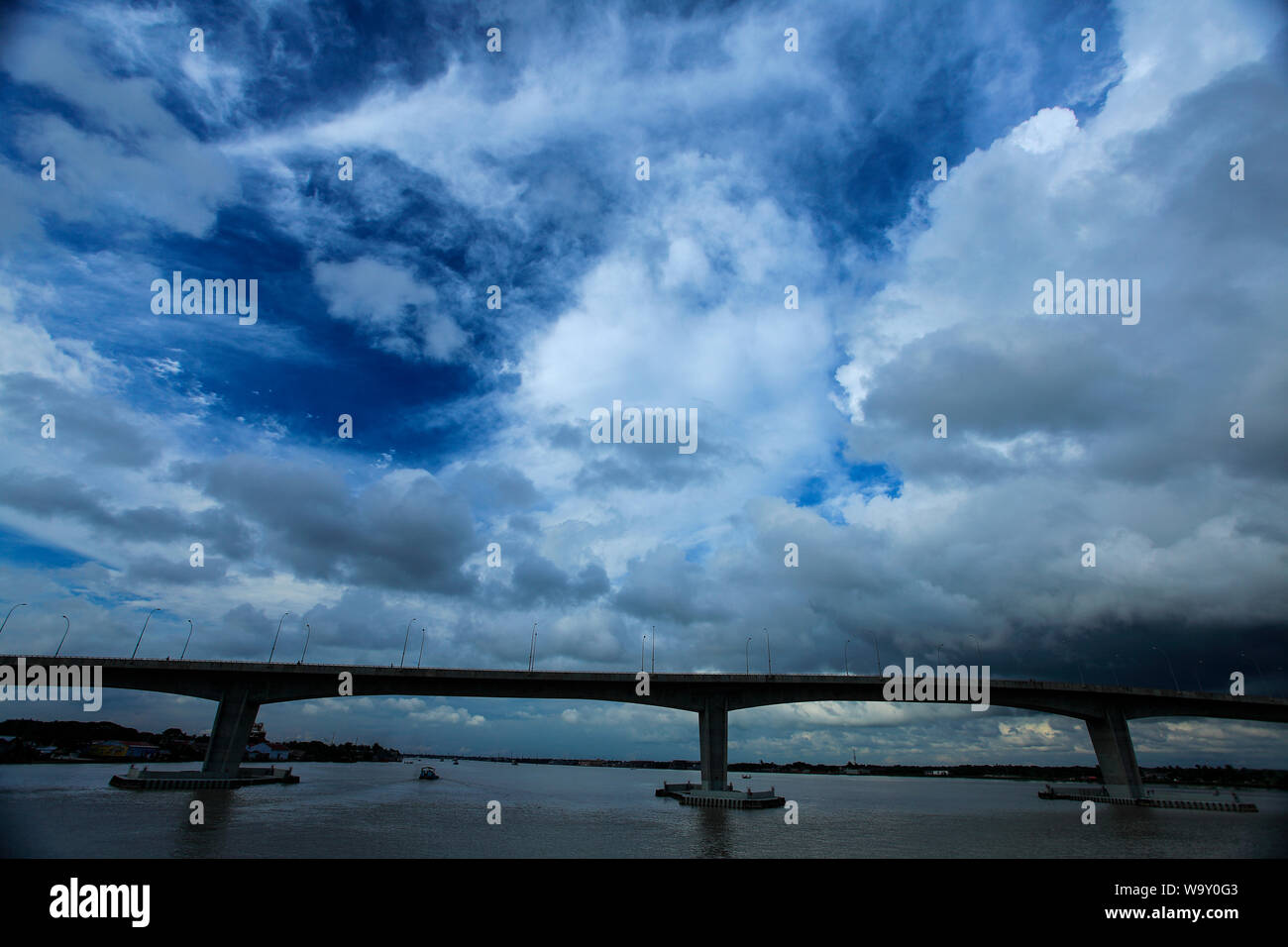 Khan Jahan Ali ponte Rupsa o Bhairab fiume di Khulna, Bangladesh e chiamato dopo Khan Jahan Ali. Il ponte è anche noto come Ponte Rupsa. Khul Foto Stock