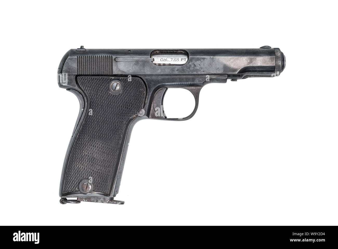 Vista laterale di una vecchia pistola automatica calibro 7,65, isolato su sfondo bianco. Foto Stock