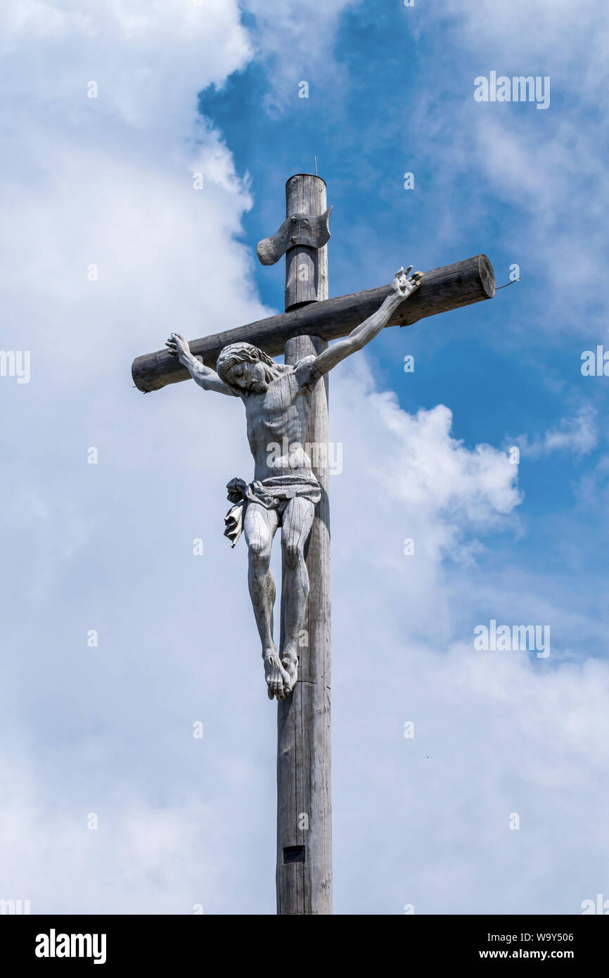 Seceda, Italia - 25 Luglio 2019 - Questo è il crocifisso in legno sulla parte superiore del Seceda mountain in italiano Dolimites Foto Stock