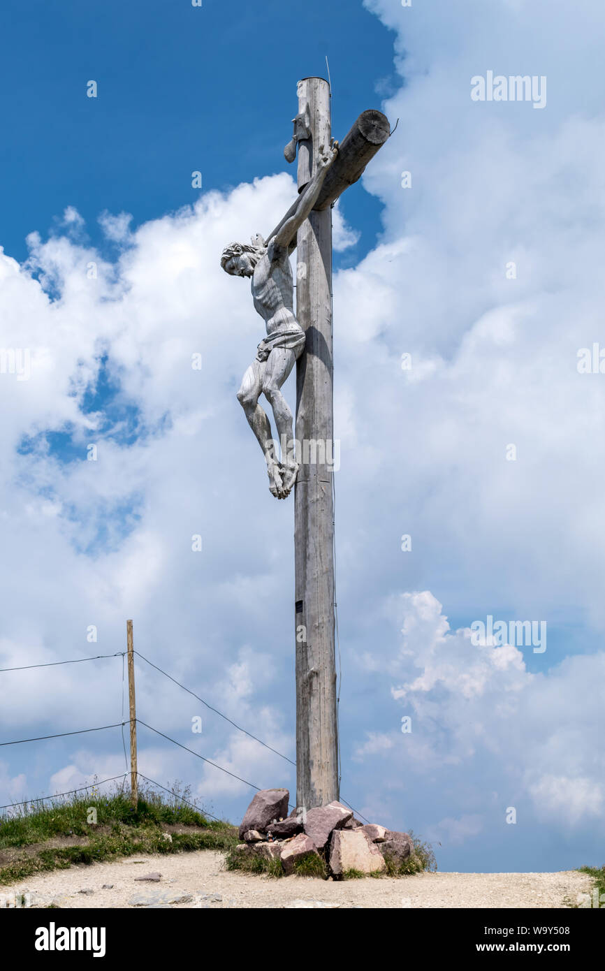 Seceda, Italia - 25 Luglio 2019 - Questo è il crocifisso in legno sulla parte superiore del Seceda mountain in italiano Dolimites Foto Stock