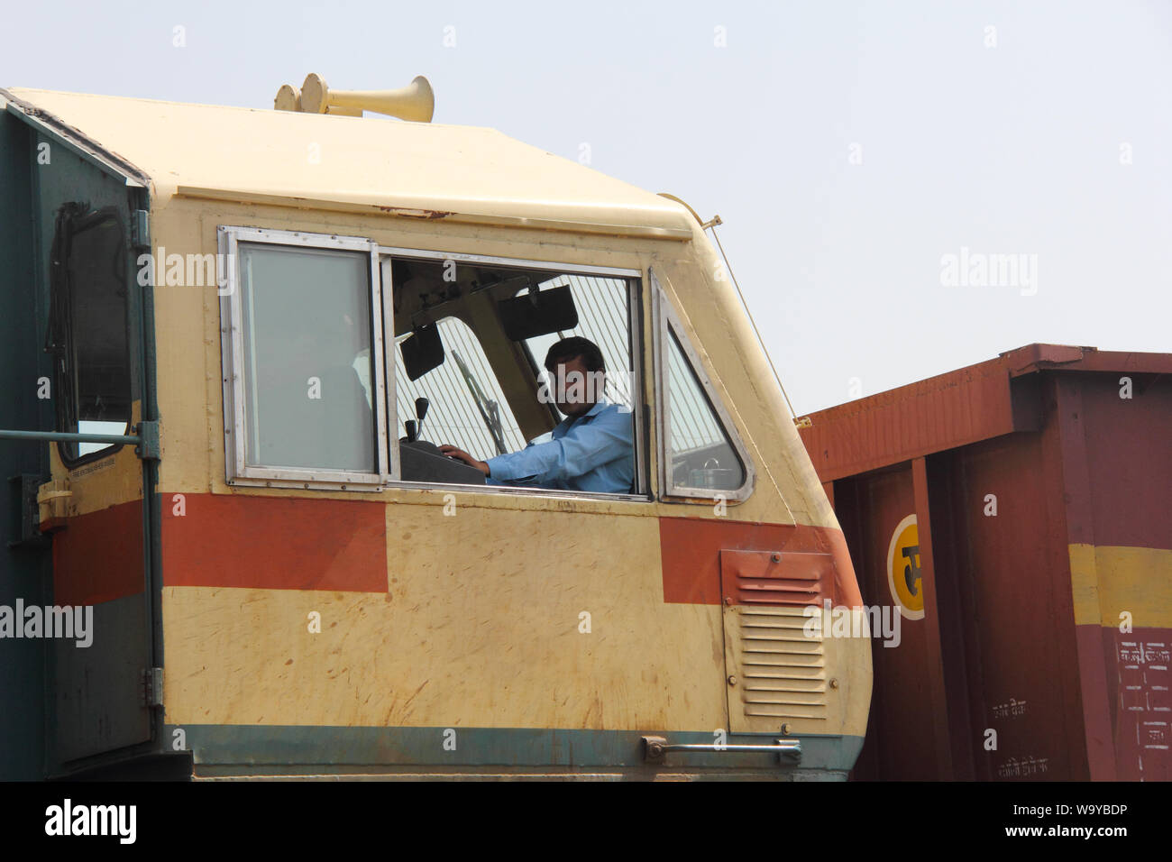 Autista che guida un treno Foto Stock