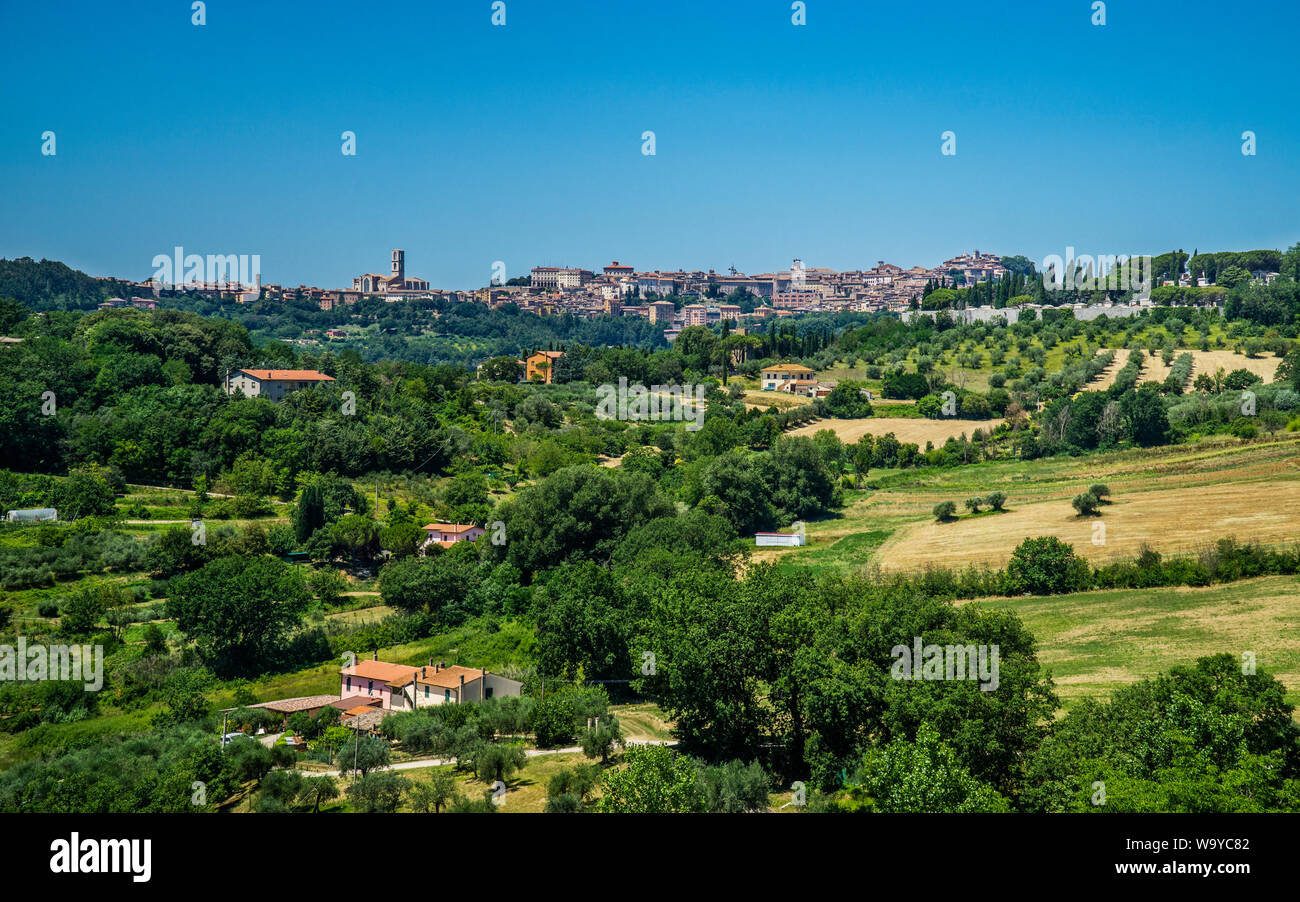Vista panoramica della collina del Comune di Perugia, la capitale dell'Umbria, con tranquilla circostante paesaggio collinare, Umbria, Italia Foto Stock