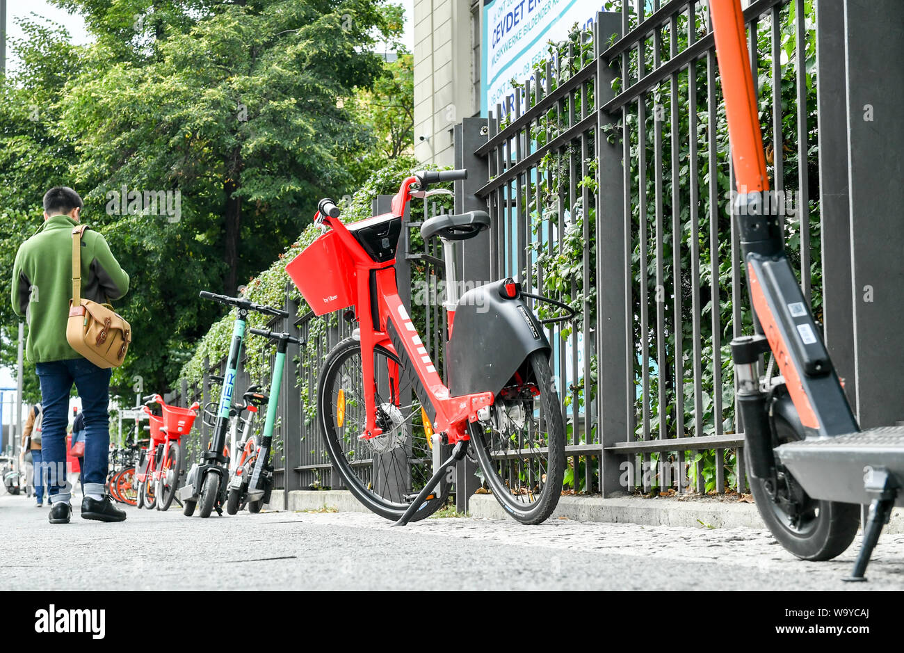 Berlino, Germania. Il 15 agosto, 2019. Numerose e-bike e e-scooter sono in piedi su un marciapiede in Invalidenstraße. Credito: Jens Kalaene/dpa-Zentralbild/ZB/dpa/Alamy Live News Foto Stock