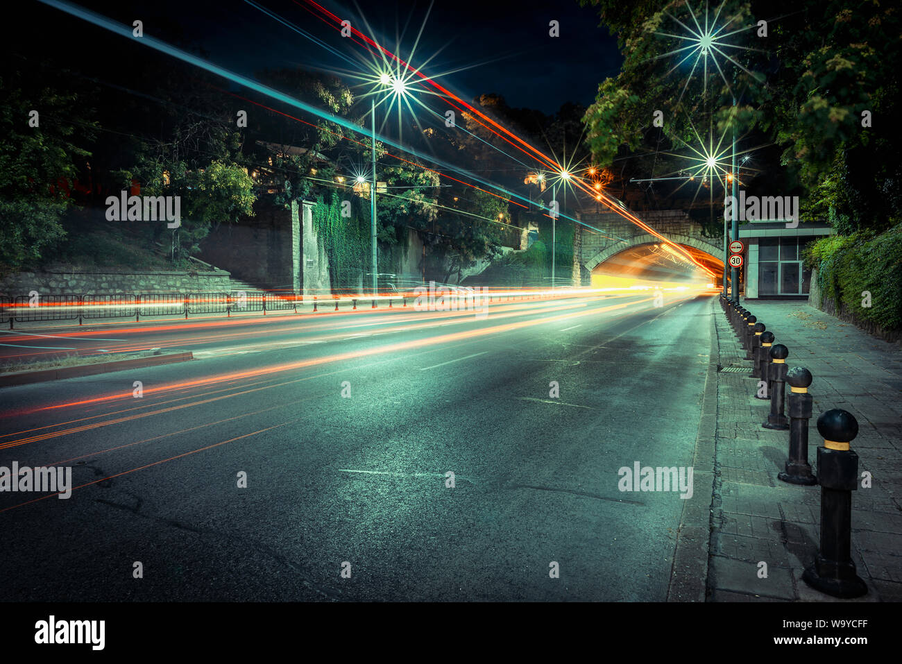 Luci della Citta'. Fari di automobili, presa sulla città di Plovdiv, Bulgaria con esposizione a lungo termine durante la notte Foto Stock