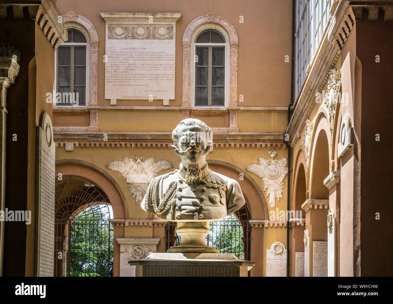 Busto scultura di Vittorio Emanuele II, primo re d'Italia unita, visualizzato in provincia e il Palazzo della Prefettura di Perugia, Umbria, Italia Foto Stock