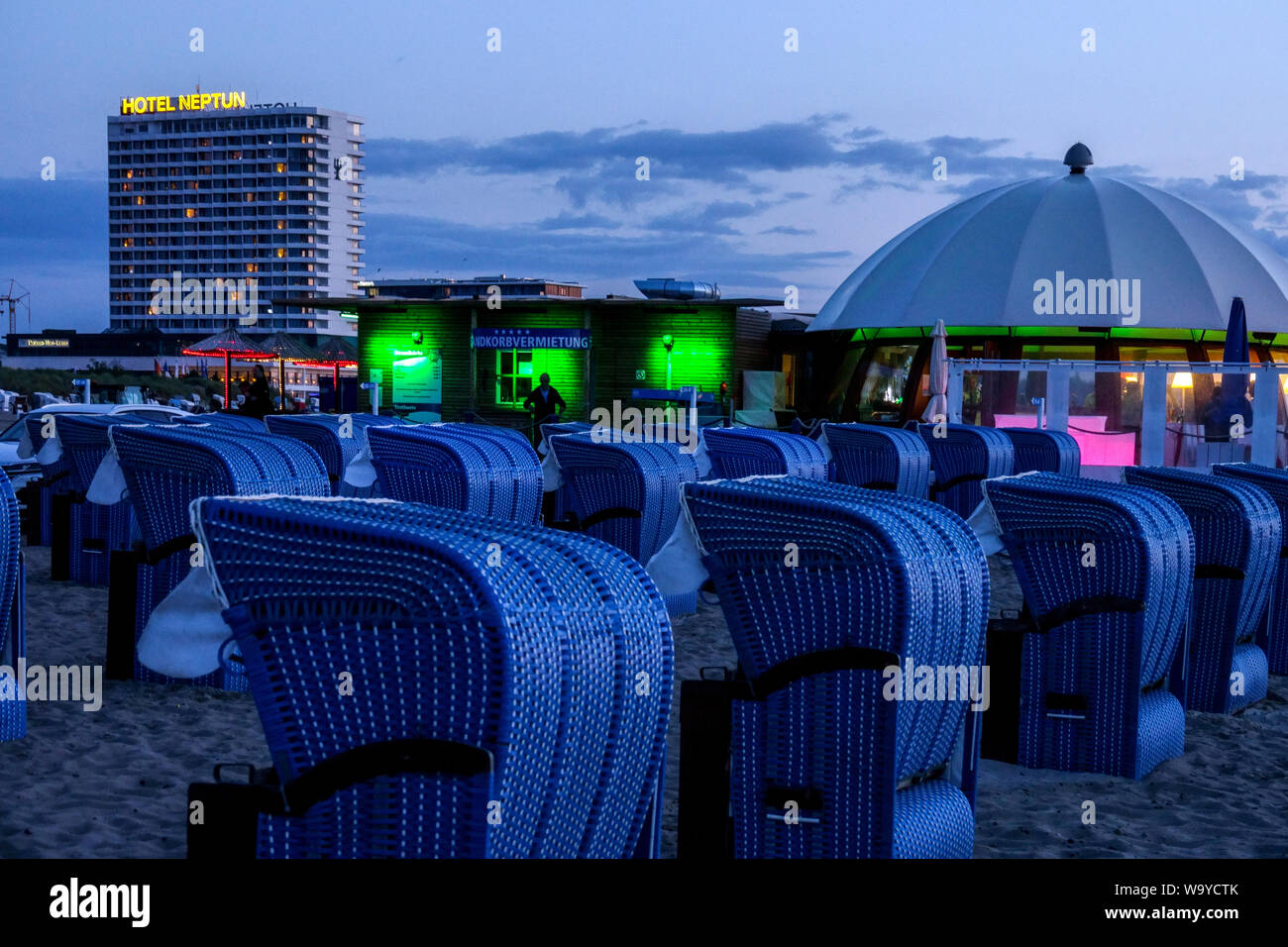 Ristorante Bar al tramonto sulla spiaggia di Warnemunde, Rostock Germania Foto Stock