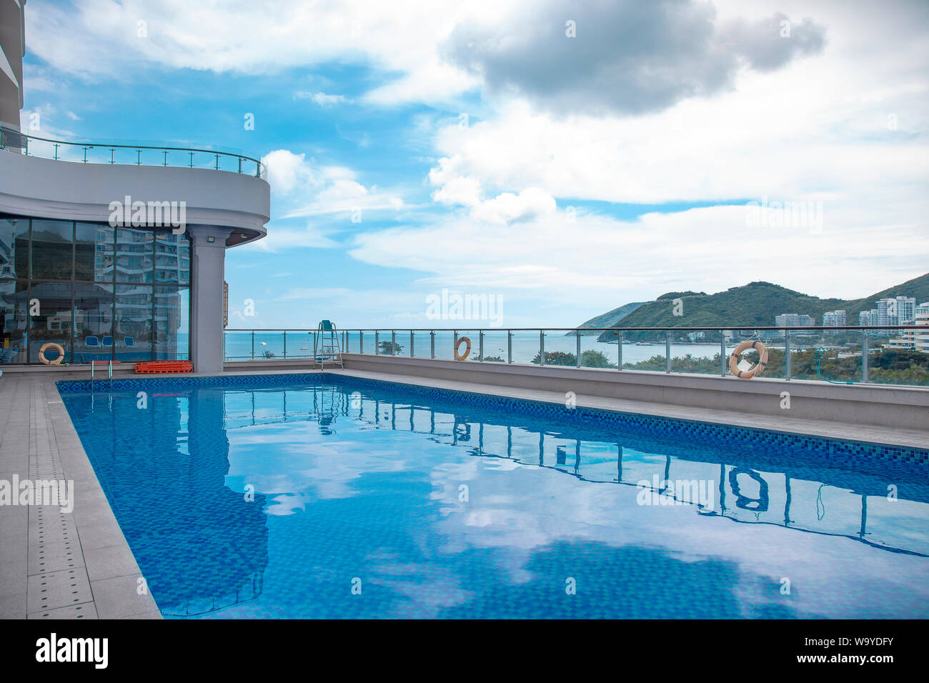 Hotel piscina zona ricreativa con acqua blu Foto Stock