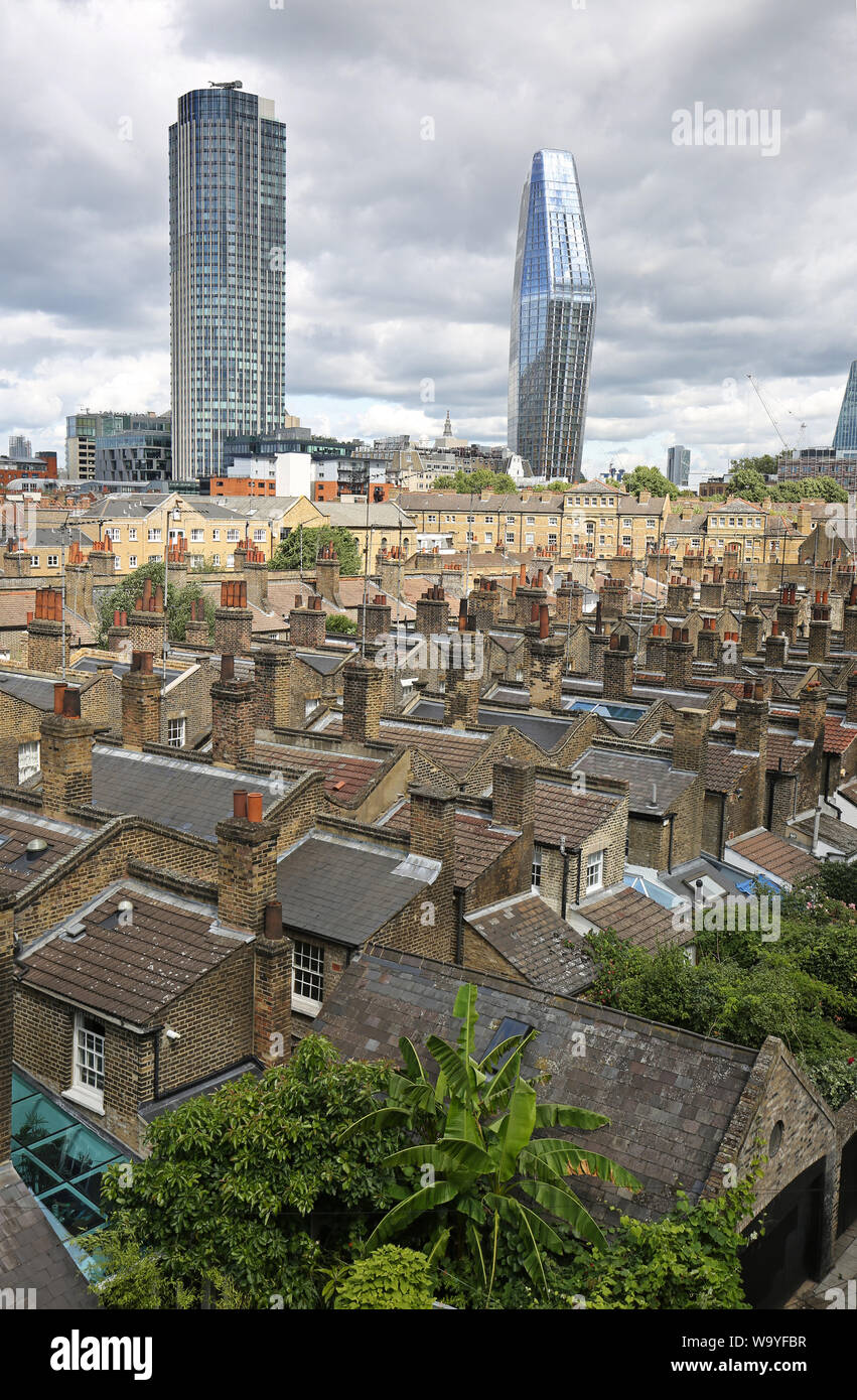 Il Victorian tetti del Roupell Street conservation area vicino alla stazione di Waterloo, Londra, Regno Unito. N. 1 Blackfiars e Southbank torre in background. Foto Stock