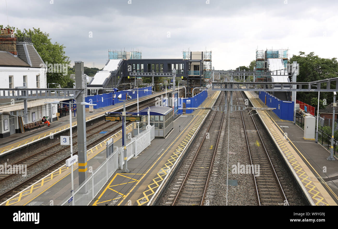 Costruzione di nuovi ponti pedonali presso una stazione ferroviaria vuota di Langley, Buckinghamshire. Lungo la principale linea ferroviaria occidentale da Londra al Galles Foto Stock