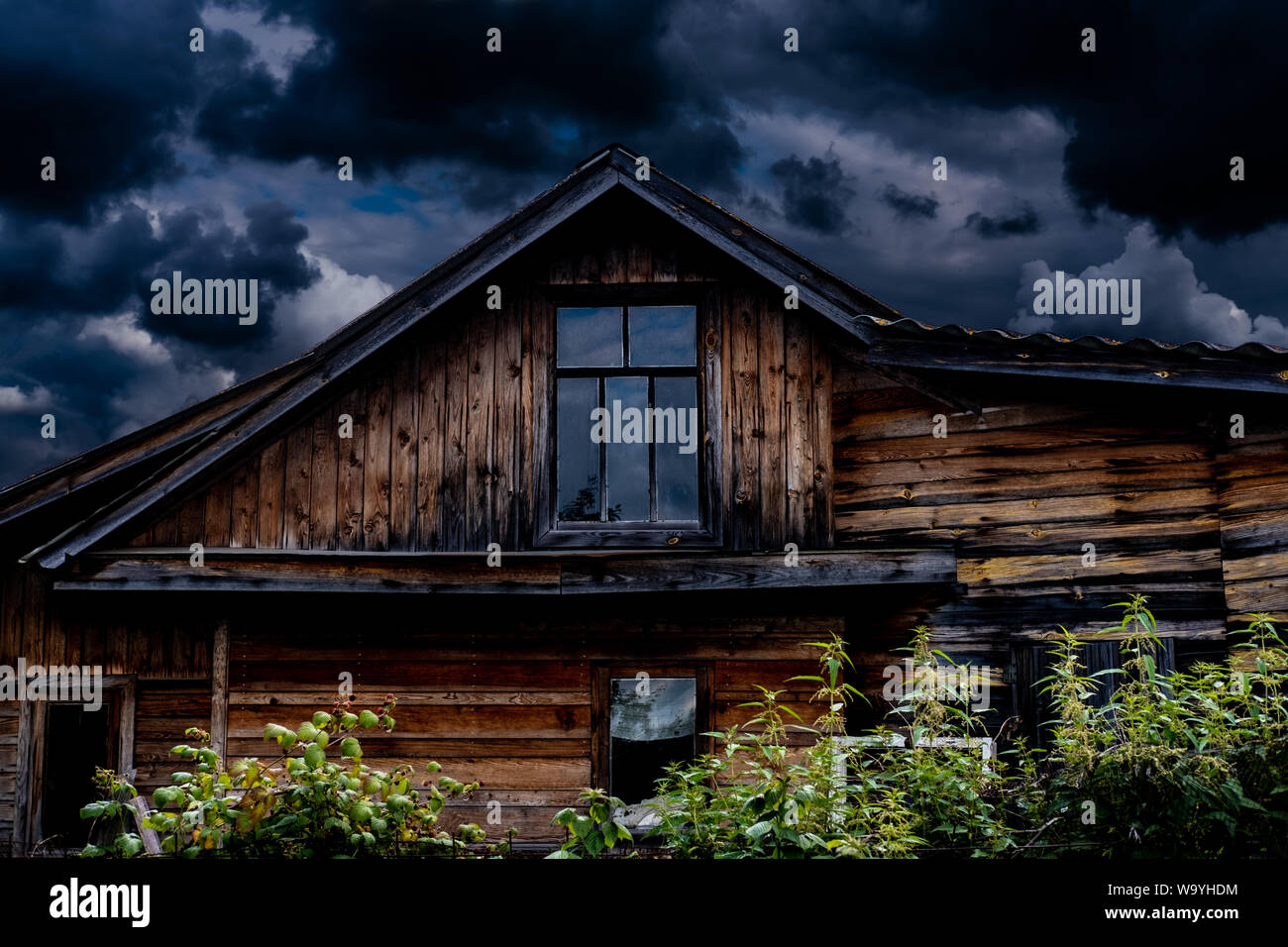 Paese dacha. Moody rustico vecchia fattoria. Autentica tettoia in legno Foto Stock