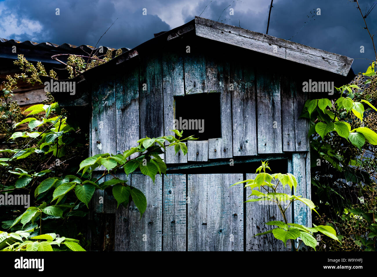 Paese dacha. Moody rustico vecchia fattoria. Autentica tettoia in legno Foto Stock