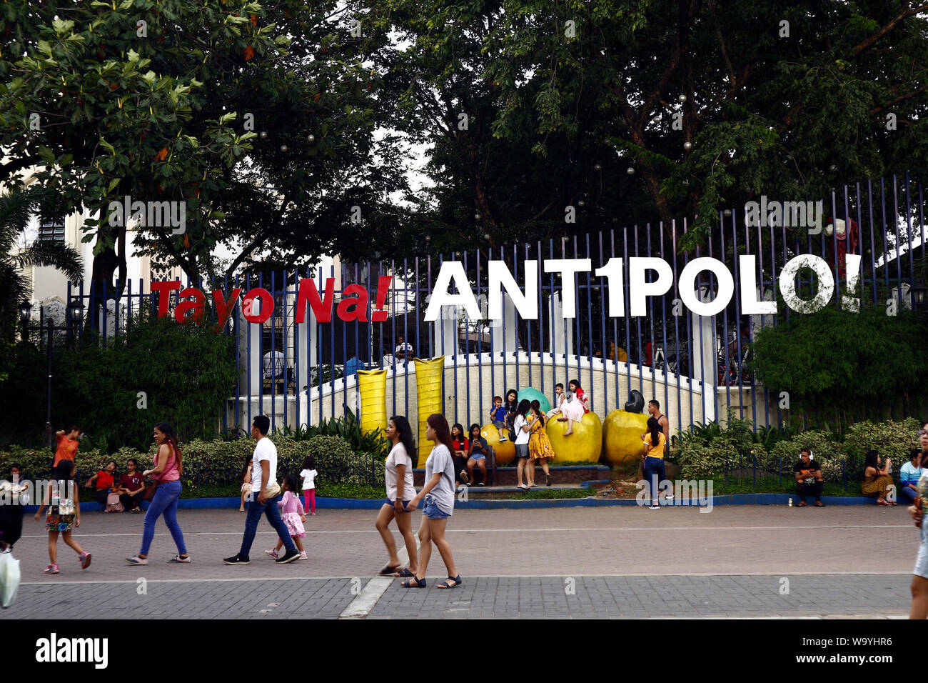 ANTIPOLO City, Filippine - Agosto 12, 2019: turisti e frequentatori del parco in un parco pubblico al di fuori della destinazione turistica Antipolo cattedrale o la nostra L Foto Stock