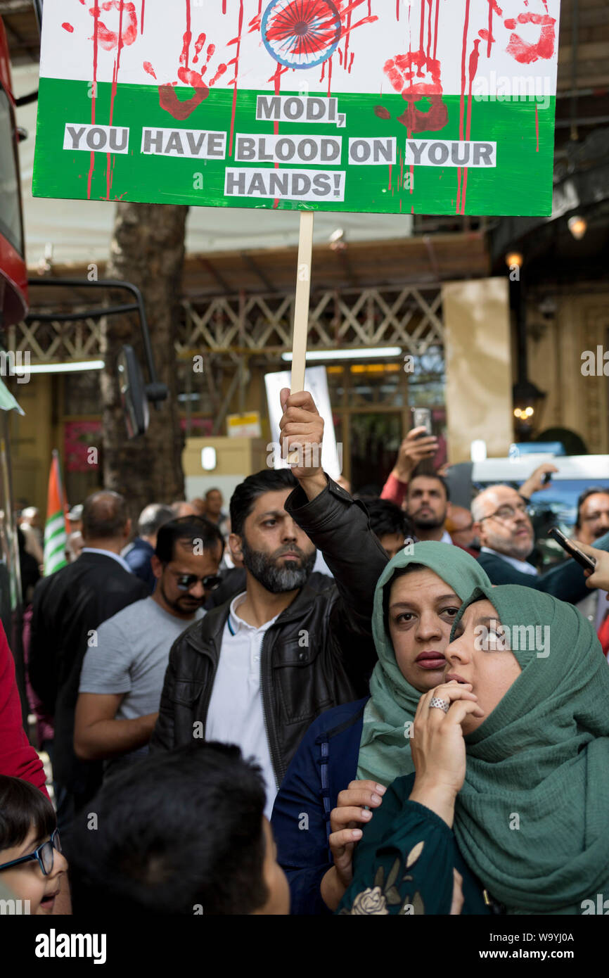 Come Indiani celebrano il loro giorno di indipendenza, il Kashmiris e Pachistani protestare fuori casa in India, l'Alta Commissione Indiana a Londra, Aldwych, circa PM indiano Narendra Modi della recente decisione di strip-indiano Kashmir amministrato del suo status speciale di Londra il 15 agosto 2019, a Londra, in Inghilterra. Foto Stock