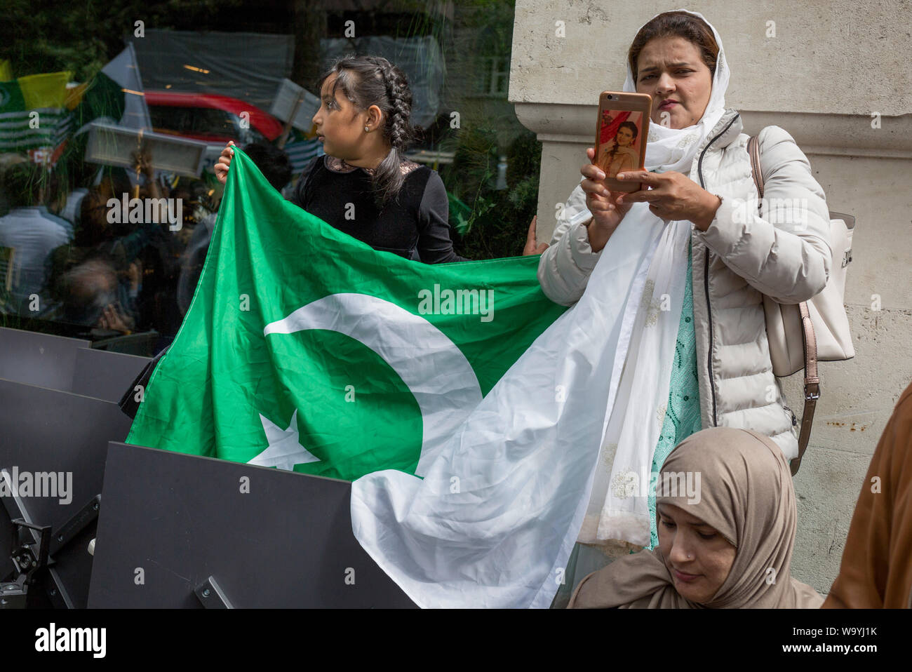 Come Indiani celebrano il loro giorno di indipendenza, il Kashmiris e Pachistani protestare fuori casa in India, l'Alta Commissione Indiana a Londra, Aldwych, circa PM indiano Narendra Modi della recente decisione di strip-indiano Kashmir amministrato del suo status speciale di Londra il 15 agosto 2019, a Londra, in Inghilterra. Foto Stock