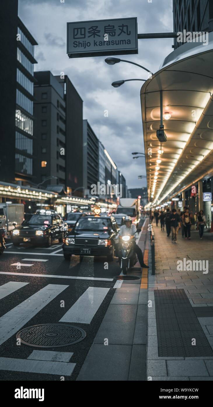 Tiro verticale di auto e moto su una strada a Kyoto, Giappone Foto Stock