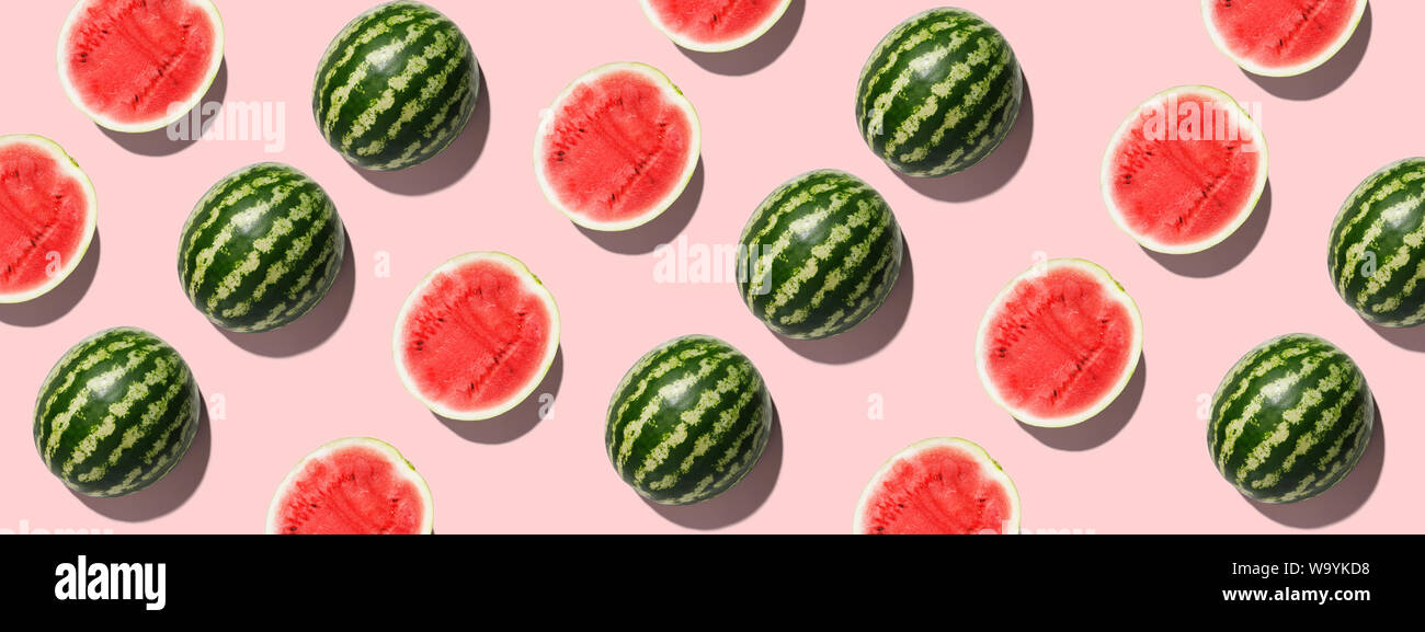 Frutta colorata sullo sfondo di mezzo fresco cocomero su sfondo rosa Foto Stock