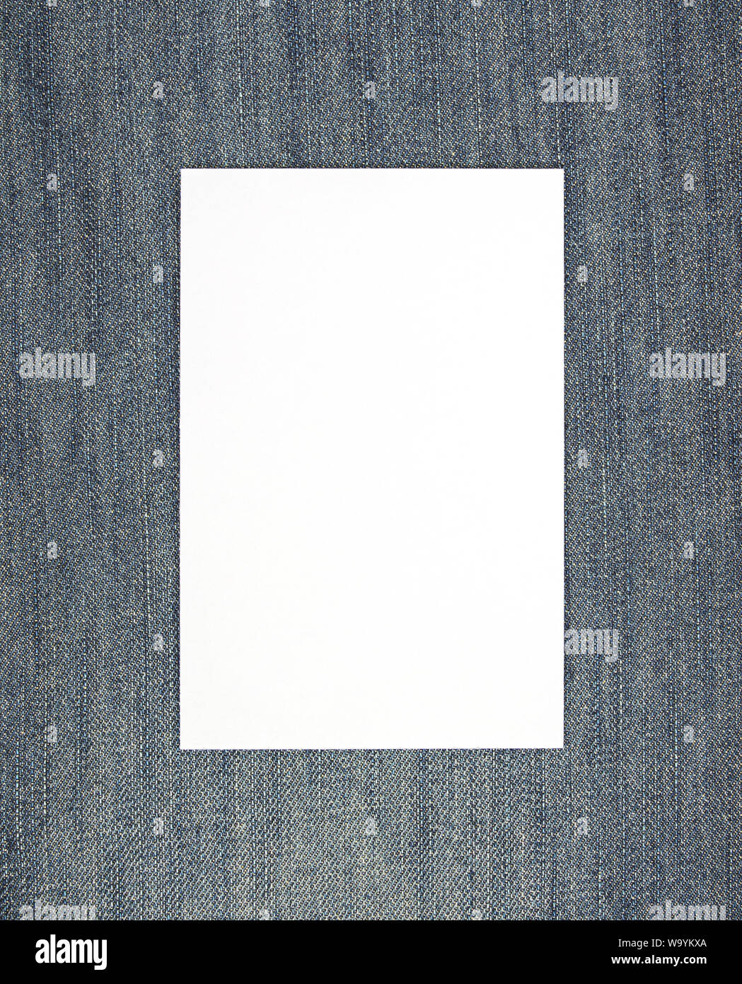 Vuoto carta bianca sul jeans modello di sfondo Foto Stock