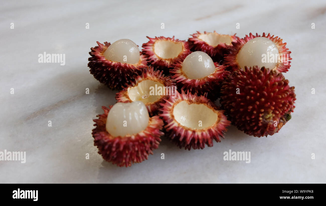 Primo piano della pulasan frutti. Nome scientifico Nephelium ramboutan-akea, pulasan è un rosso di frutta tropicale che è strettamente alleati di rambutan. Foto Stock