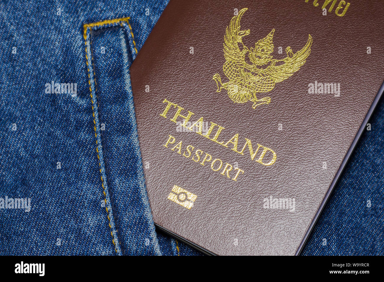 Thailandia passaporto sulla tasca della camicia di jeans blu. Foto Stock
