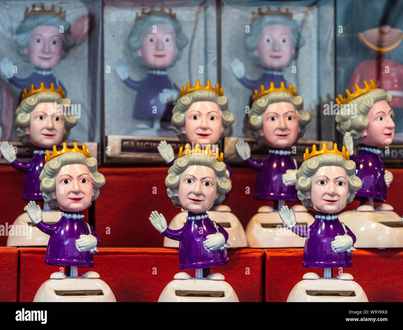 Bobble Head Queens - Bobble Head Queen Elizabeth II souvenir in vendita presso un negozio di souvenir turistico a Oxford Street nel centro di Londra Foto Stock