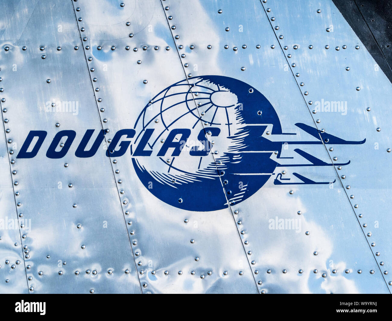 La Douglas Aircraft Company badge sulla tailfin di un vintage Dakota C53 Skytrooper aeromobile Foto Stock